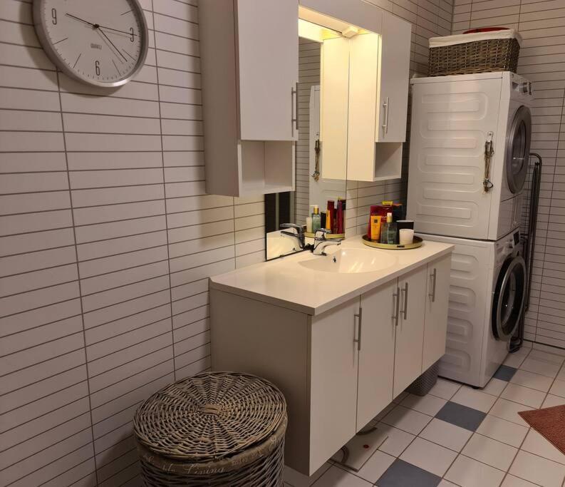 Koselig Og Moderne Leilighet, Meget Sentralt I Narvik Med Gratis Parkering! Exteriör bild
